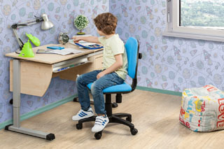 Дизайн мебели для детской комнаты: как выбрать «растущую» парту-трансформер
